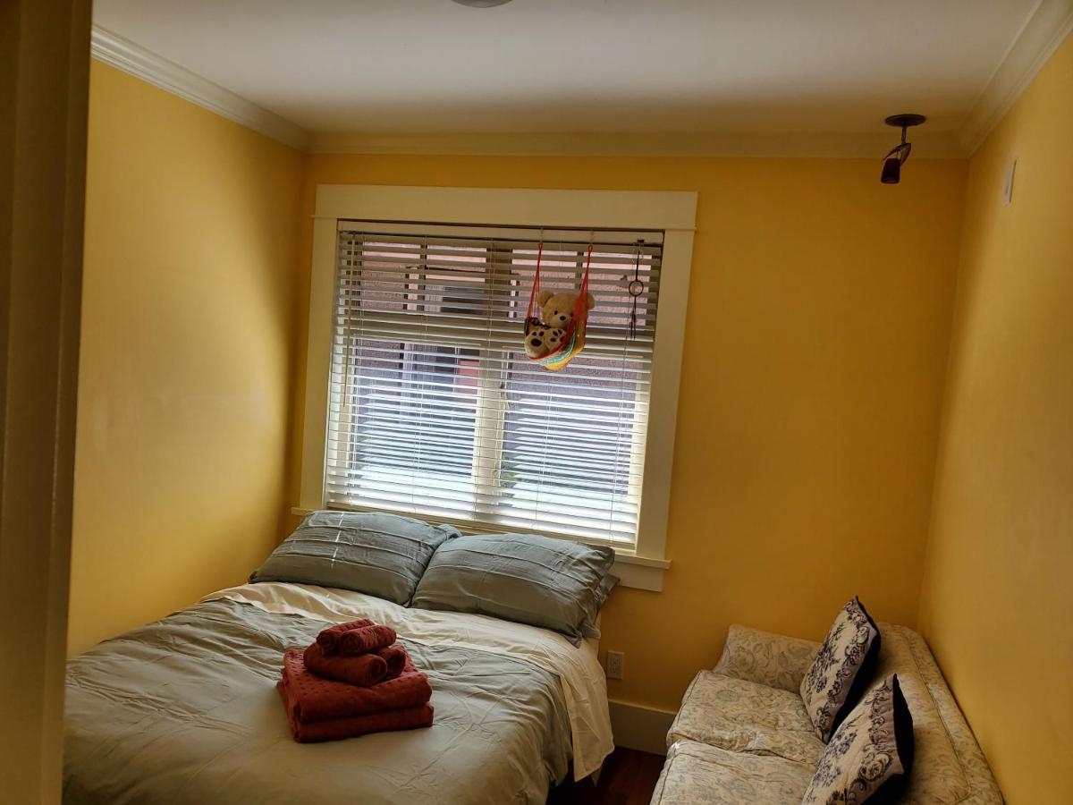 Elegant, Sunny Modern Home With Skylights - Kitsilano, וונקובר חדר תמונה