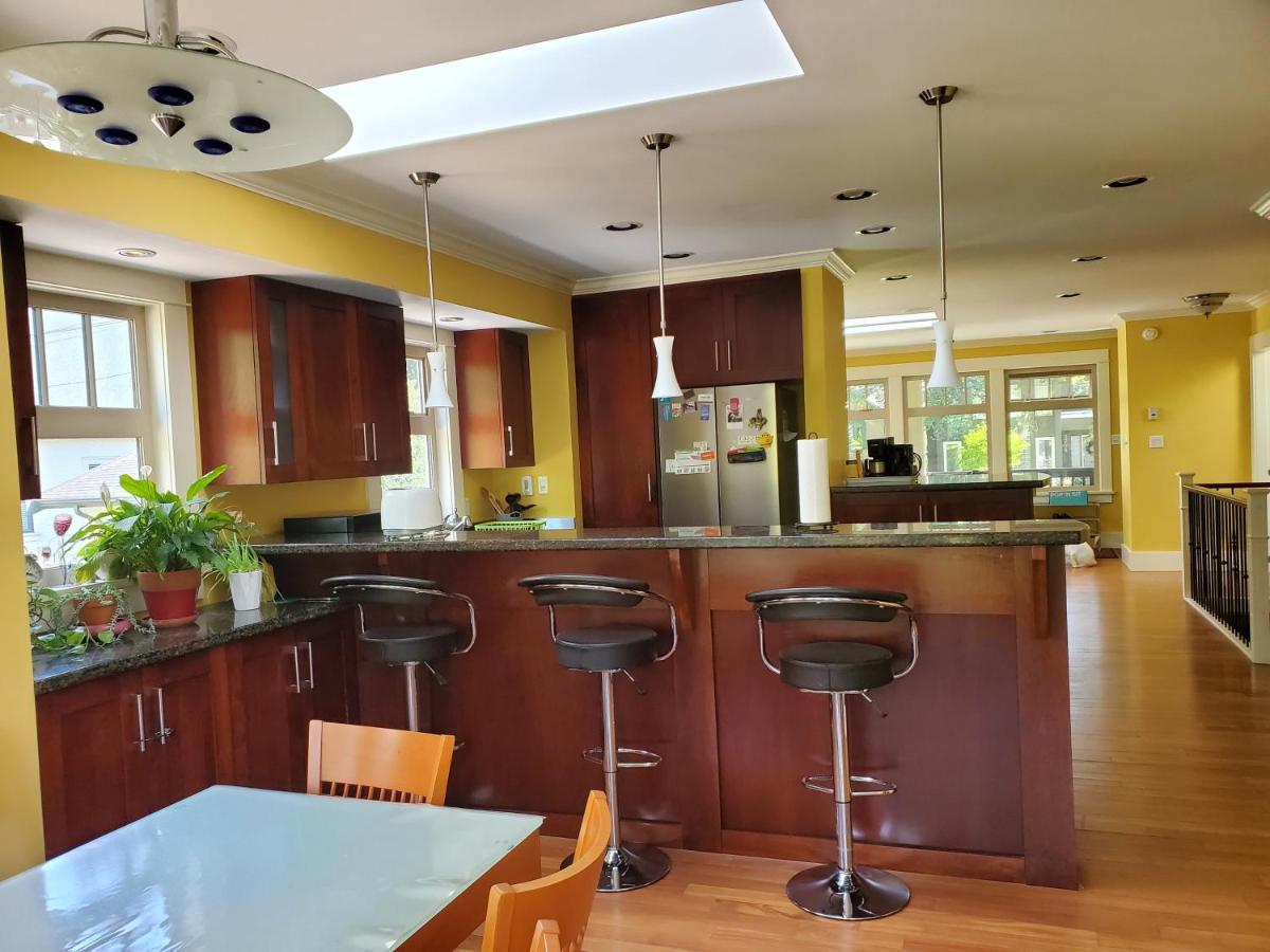 Elegant, Sunny Modern Home With Skylights - Kitsilano, וונקובר מראה חיצוני תמונה